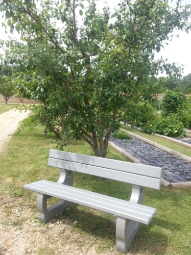 Banc 150 cm en plastique recyclé. Gamme rabotée.